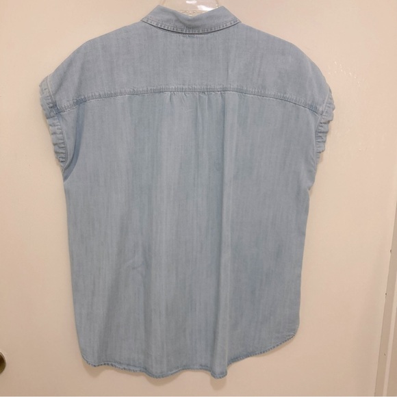 Eddie Bauer Sleeveless Button Up Top, Light Blue - Picture 2 of 8